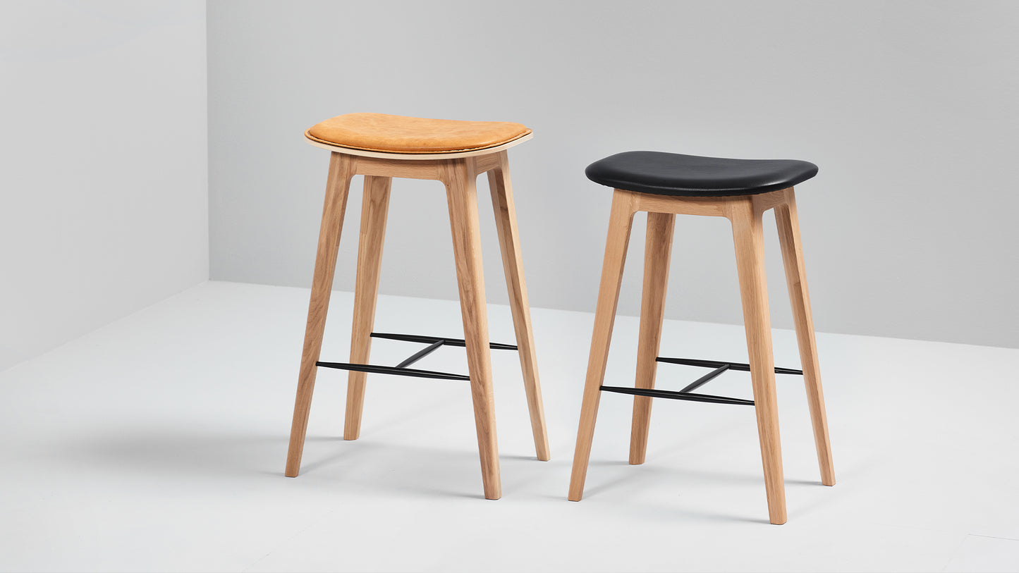 Nordic Bar Stool - Oak with stitches - Barstol i vakkert dansk design