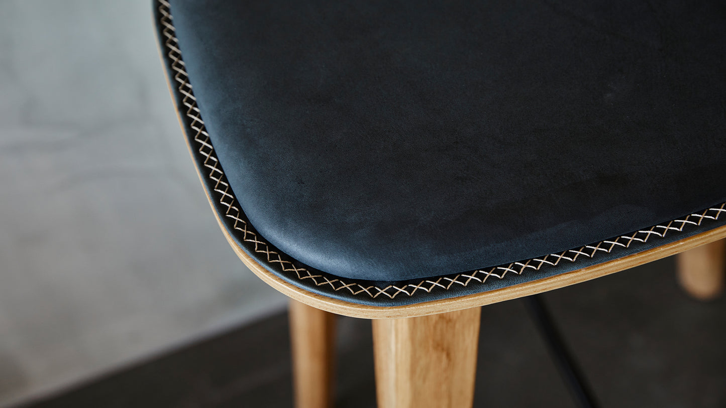 Nordic Bar Stool - Oak with stitches - Barstol i vakkert dansk design