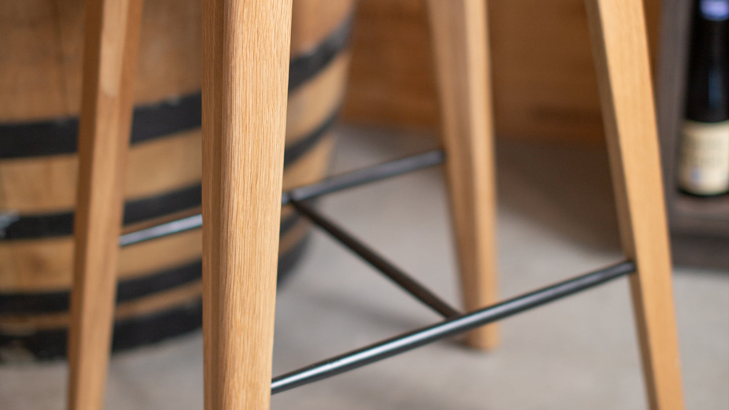 Nordic Bar Stool - Oak with stitches - Barstol i vakkert dansk design