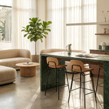 Industriell barkrakk med ryggstøtte i lær og pulverlakkert stål, enkel og solid design.