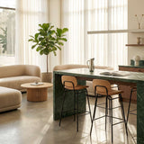 Industriell barkrakk med ryggstøtte i lær og pulverlakkert stål, enkel og solid design.