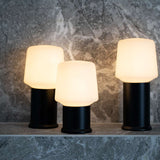 Svart Lamp Intelligent+ med London base i rustfritt stål, utendørs belysning i tre størrelser.
