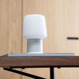 Hvit Lamp Intelligent+ med London base i rustfritt stål, liten størrelse, utendørsbelysning.