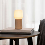Ambience Lamp Intelligent+ med Oslo base i naturlig FSC-sertifisert eik, størrelse 10, innendørs belysning.