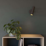 Svart Expo Wall vegglampe i aluminium med rund form og berøringsknapp for av/på.