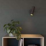 Sort Expo Wall vegglampe i aluminium med rund form og varm belysning, montert på vegg.