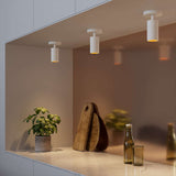 Hvit Expo Ceiling taklampe i aluminium med minimalistisk design og rund form.