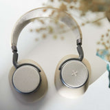 Beige SACKit Touch 410 trådløse hodetelefoner med roterbare øreklokker i PU-lær og stoff.