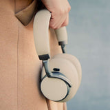 Beige SACKit Touch 410 trådløse hodetelefoner med roterbare øreklokker og PU-lær detaljer.