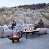 Soft Sofa Outdoor sete i Kirra Sand med myk, formstabil design for utendørs bruk.