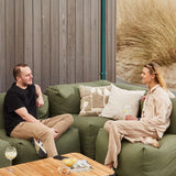 Soft Sofa Outdoor hjørnesofa i Kirra Olive stoff, myk og formstabil for utendørs bruk.