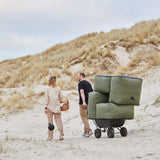 Soft Sofa Outdoor 2-seter sofa i Kirra Olive med myke puter og lav profil for utendørs bruk.