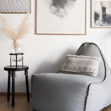 Medley Lounge Chair i grått Medley-stoff med myk, formbar saccosekkdesign og ryggstøtte.