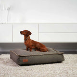 Medium Cobana Brown hundeseng i slitesterkt, vannavvisende stoff med antiskli bunn.