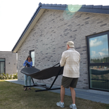 Cobana Hammock med grått stoff og svart aluminiumsstativ, hengekøye og solseng i utendørs design.