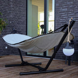 Cobana Hammock hengekøye i grå olefinfiber med svart pulverlakkert aluminiumsstativ.