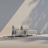 Kirra Lounge Sofa i Kirra Sand med åpen venstre ende, modulær utendørs sofa med aluminiumsramme og olefin-tekstiler.