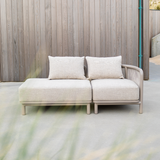 Kirra Lounge Sofa i Kirra Sand med åpen høyre ende, modulær utendørs sofa med aluminiumsramme og olefin-tekstiler.