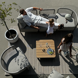 Kirra Lounge Chair i sandfarget olefin-tekstilstoff med aluminiumsramme, utendørs bruk.