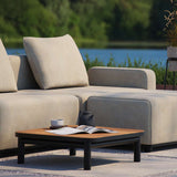 Kirra Side Table i svart pulverlakkert aluminium med teak bordplate, utendørs sofabord.