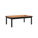 Kirra Coffee Table i svart pulverlakkert aluminium med teakbordplate og tilbehør montert, utendørs sofabord.
