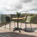 Kirra Café Table utendørs spisebord i pulverlakkert aluminium og ubehandlet teaktre med rund form.