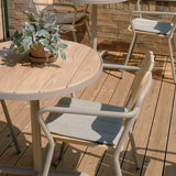 Kirra Café Table utendørs spisebord i taupe pulverlakkert aluminium med teak bordplate, rundt design.