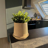 Sandfarget Gaia 16 keramikkpotte med matt, riflet overflate og dreneringshull, designet i Danmark.