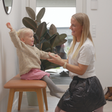 Nordic Bench i eik med Terra Black skinnsete og glatt treverk i naturlig eikfinish.