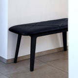 Nordic Bench i Terra Black med sete i Terra-lær og ramme i svartlakkert massivt bøketre.