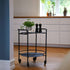 Matt svart Serving Table i stål med fire hjul og enkelt, moderne design på lyst gulv