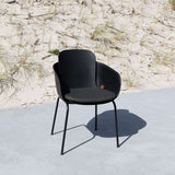 Svart Patio Chair no. One pute i olefinfiber med sklisikker bakside på trestol utendørs.