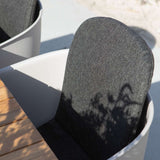 Svart pute til Patio Chair no. One med glatt overflate og sklisikker bakside.