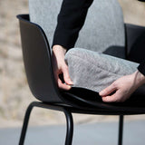 Patio Chair no. One med pute i Cobana Sand Melange, utendørs stol med myk pute.