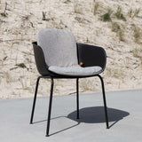 Patio Chair no. One med pute i Cobana Sand Melange, utendørs stol med lys beige pute.