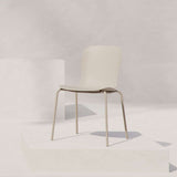 Taupe og svart Patio Chair no. One S1 utendørs spisestol med stålramme og dreneringshull.