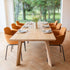 Edge Dining Table i europeisk eik med fasetterte kanter og mattlakkert overflate i lyst rom