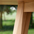 Edge Dining Table i europeisk eik med fasetterte kanter og mattlakkert overflate i lyst rom