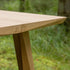 Edge Dining Table i europeisk eik med fasettert bordplate og solide ben, innendørs spisebord.