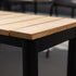 Detaljbilde av sackit Norway utebenk med sete i FSC-sertifisert teak og matt svart pulverlakkert aluminiumsramme i moderne nordisk design