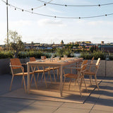 Kirra Dining Table 210x90 i taupe pulverlakkert aluminium med ubehandlet teakplate, utendørs spisebord.