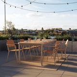 Kirra Dining Table 210x90 i taupe pulverlakkert aluminium med ubehandlet teakplate, utendørs spisebord.