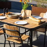 Kirra Dining Table 150x90 i pulverlakkert aluminium og ubehandlet teaktre, utendørs spisebord.