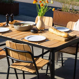 Utendørs spisebord i pulverlakkert aluminium med ubehandlet teakplate, rektangulært 150x90 cm.