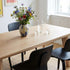 Edge Dining Table i FSC-sertifisert europeisk eik med fasetterte kanter og mattlakkert overflate.