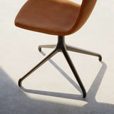Chair no. One S1 spisestol i Terra Black med svart dreiefot i aluminium, enkel og moderne design.
