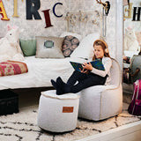 Cobana Junior Lounge Chair og puf i myk, formstøpt design med miljøsertifisert tekstil.