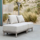 Kirra Lounge Sofa 2-seter med åpen høyre ende i sandfarget olefin-tekstilmateriale.
