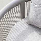 Kirra Lounge Sofa hjørnesofa i sandfarget olefin-tekstil med aluminiumsramme i uterom.