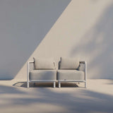 Kirra Lounge Sofa 2-seter i Kirra Sand med aluminiumsramme og olefin-tekstil, utendørs.